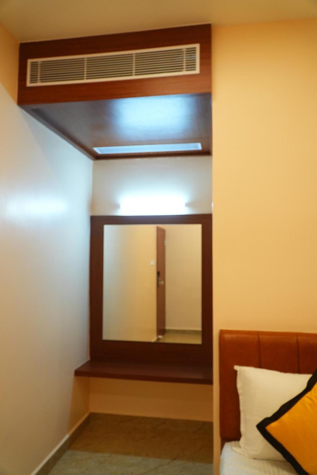 Uj Pallazzio - Business Class Luxury Hotel Tiruvannāmalai Extérieur photo